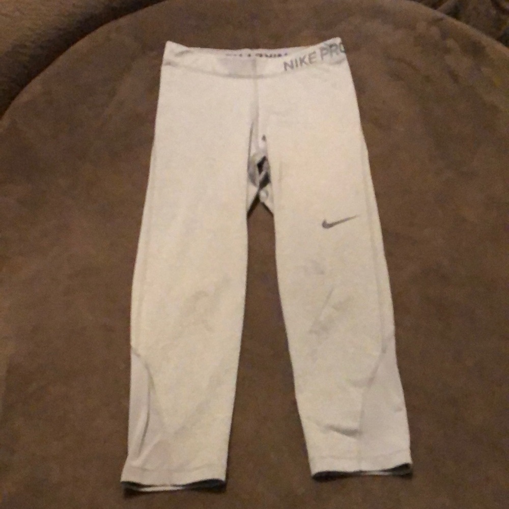 NWOT Nike Women’s Nike Pro 3/4 tights. Grey Medium